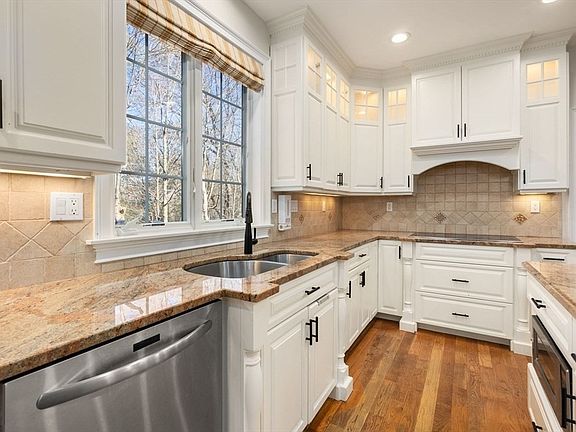 5th image of 11 Bobolink Rd