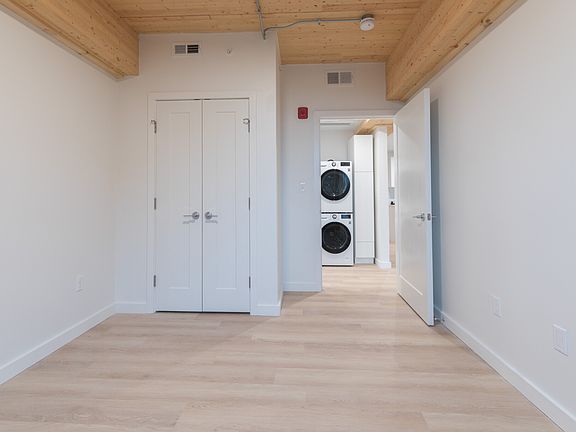 5th image of 11-13 E Lenox St #401