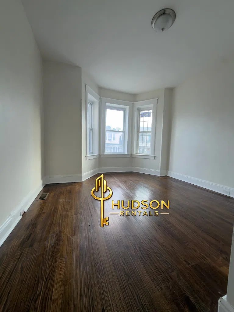 3 bed, 1000 sqft, $2,650 — Photo 3
