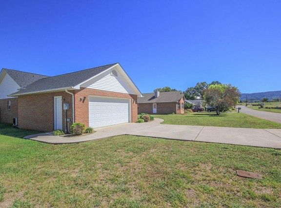 2nd image of 218 Lavista Dr
