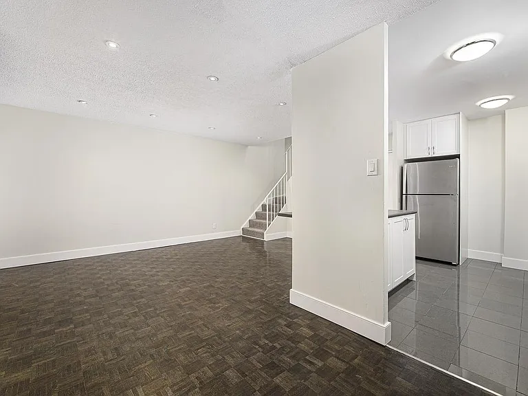 7280 Darcel Ave — Photo 9