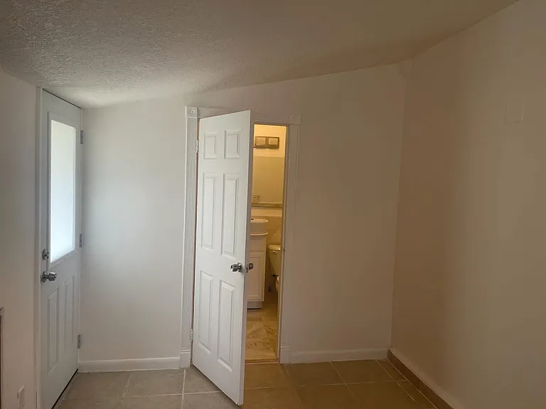 1009 N 31st Ct — Photo 2