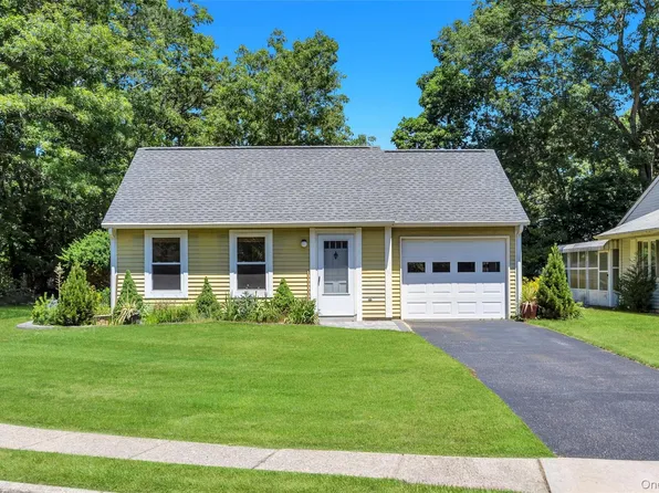 338 Edinburgh Drive, Ridge, NY 11961