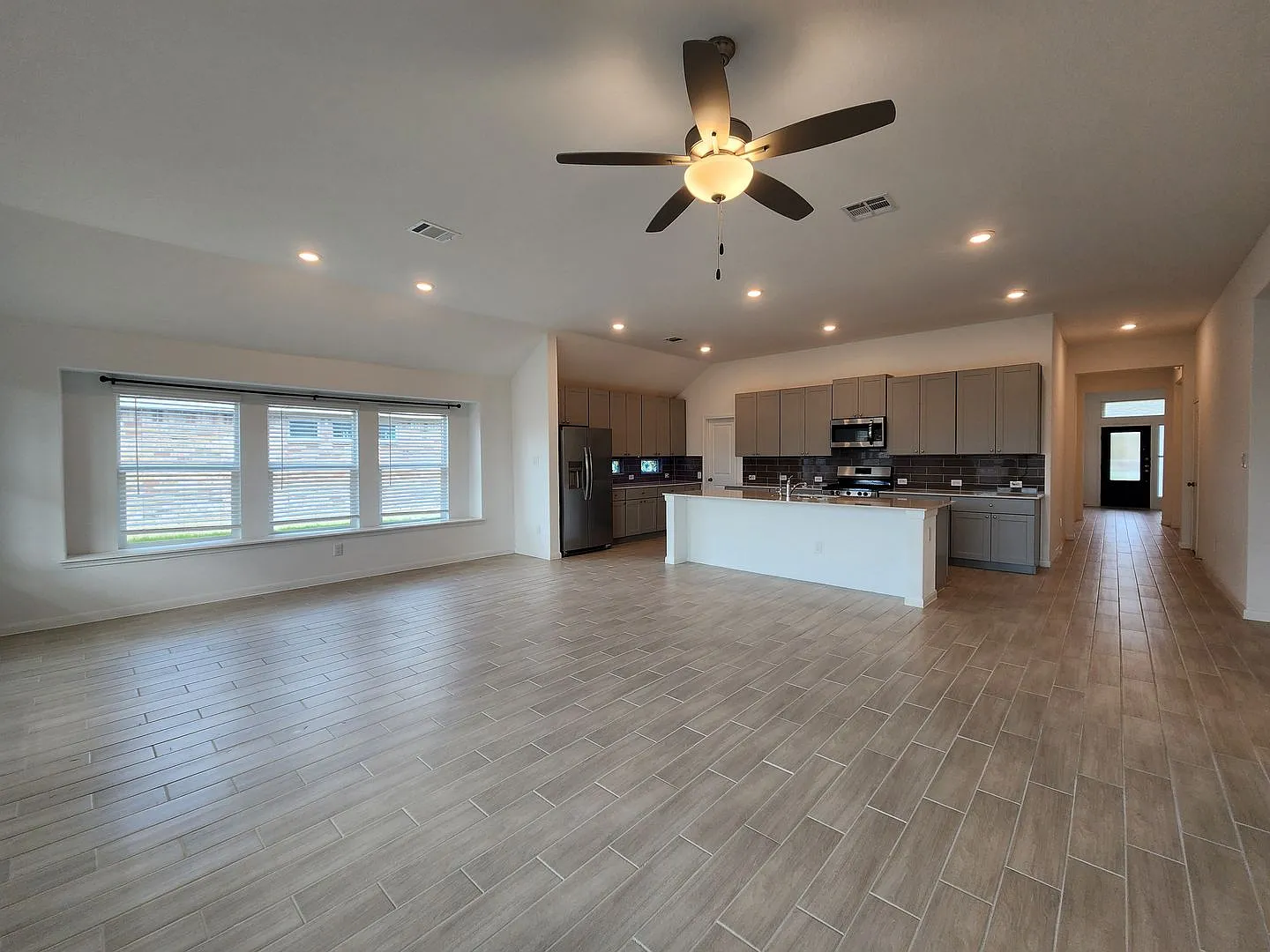 Navarro Ranch 4/3/2 with a Bonus Room / Fridge Included/ Covered Patio / Fenced in Yard / Navarro... — Photo 2