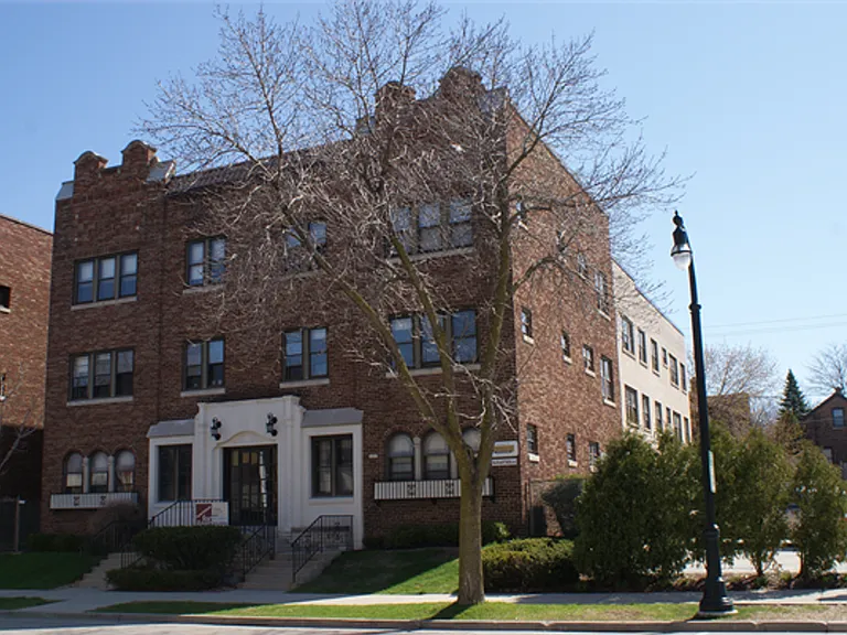 4460 N Oakland Ave — Photo 1