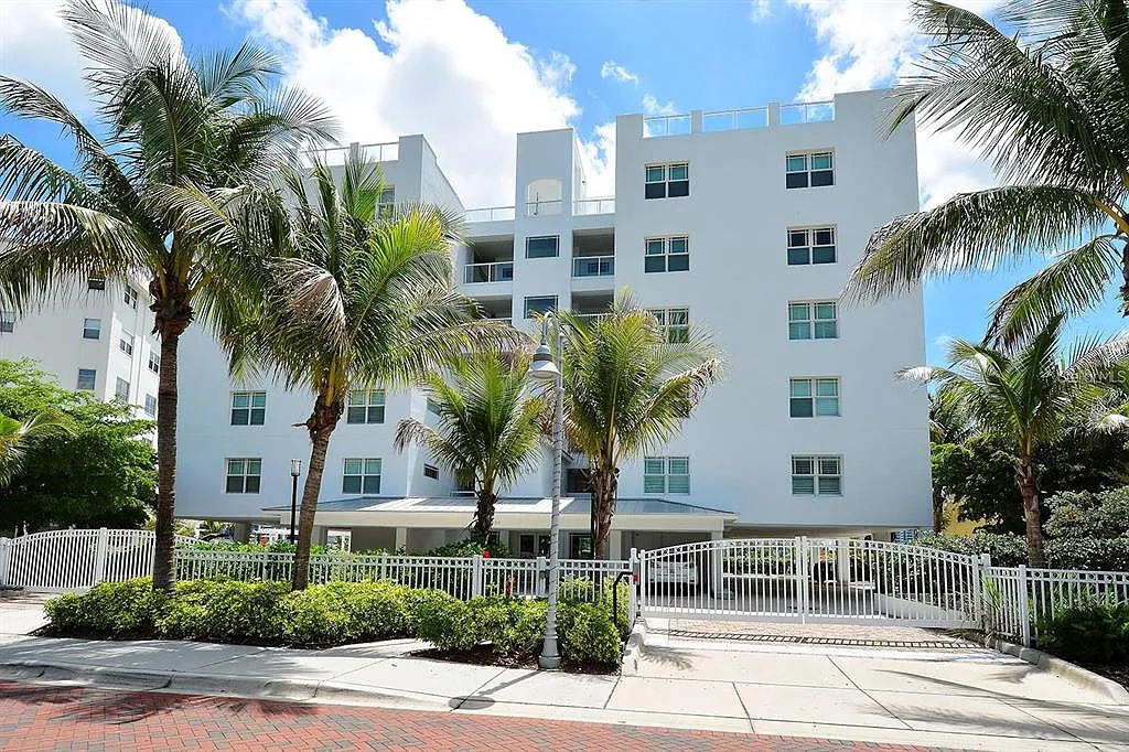 3 bed, 3.5 bath, 2791 sqft, $15,000 — Photo 2