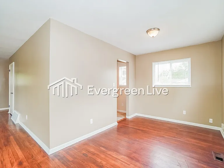 1452 Avenue Dr — Photo 7