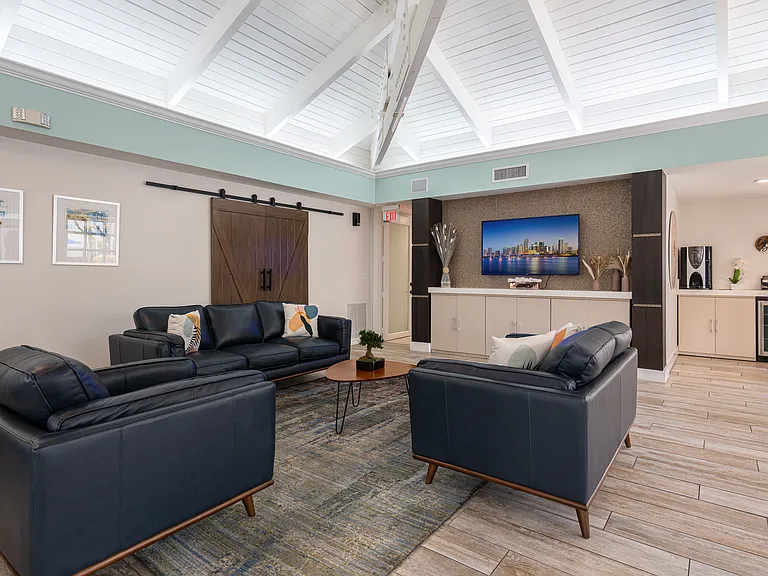 Emerald Palms Apartment Homes — Photo 28