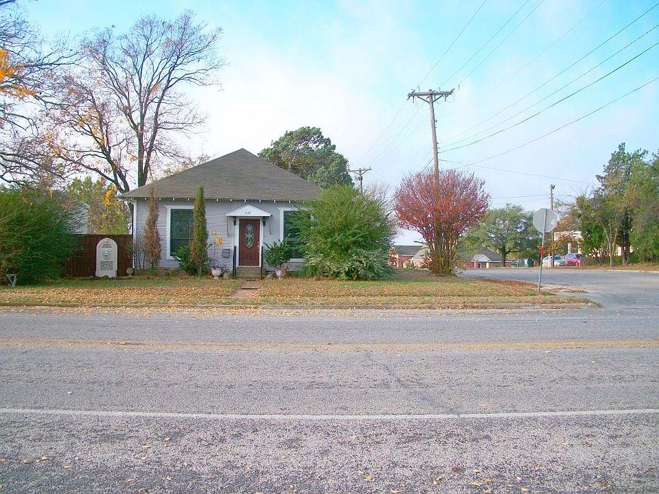 1st image of 220 W Pecan St