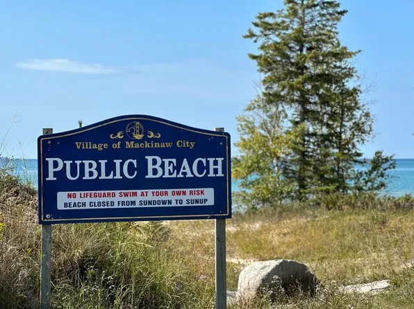 1602 Trails End Rd, Mackinaw City, MI 49701