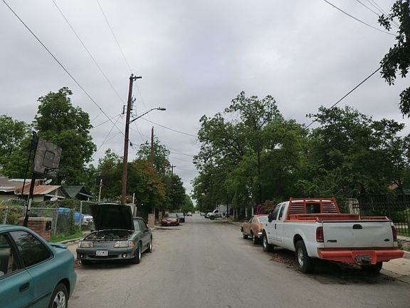 4th image of 325 S San Eduardo Ave