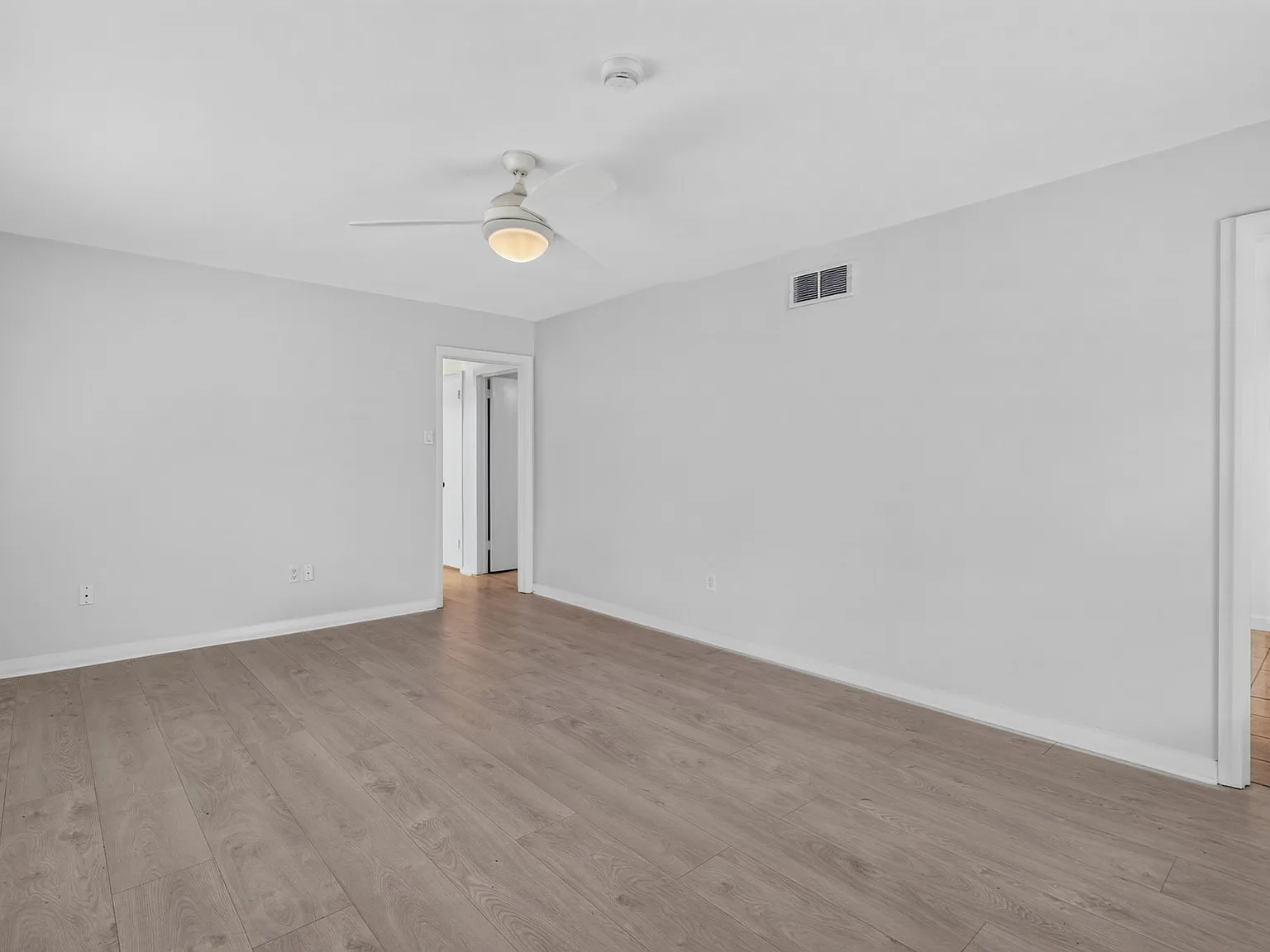 3 bed, 960 sqft, $2,200 — Photo 3