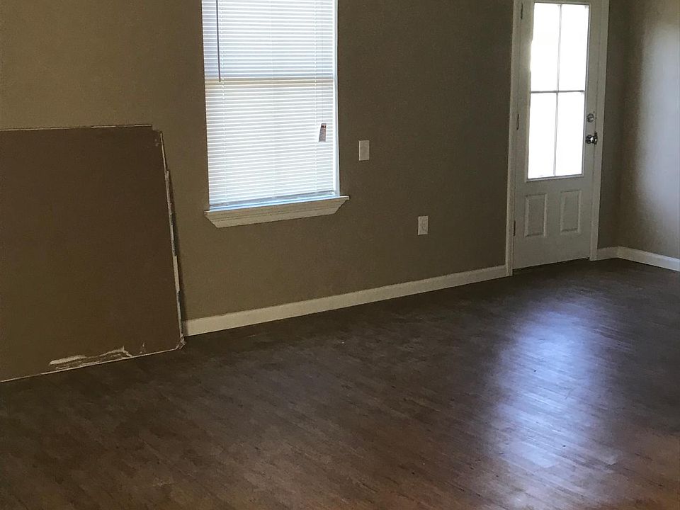 2nd image of 3827 Lee St