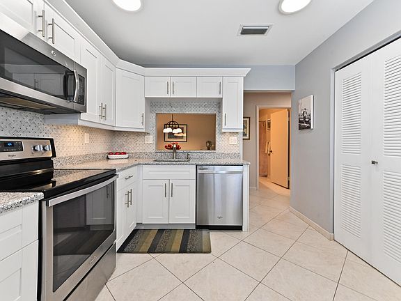 5th image of 15301 Pembridge Avenue #67