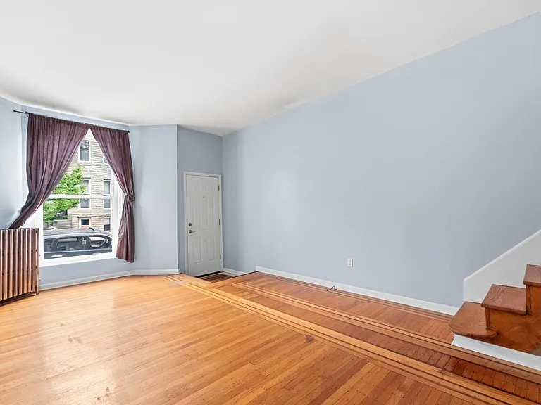 831 Wellington St — Photo 3