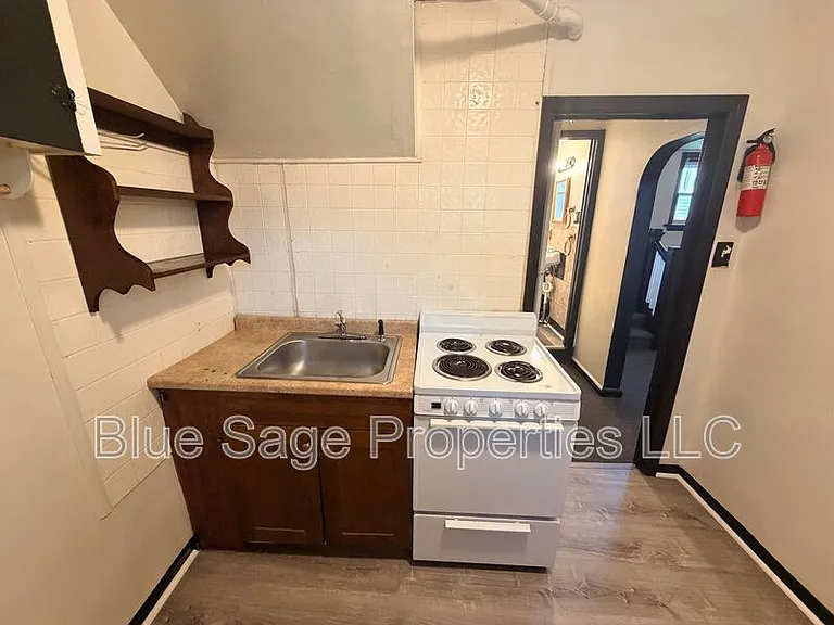 621 W 7th St #C — Photo 7