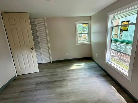 4th image of 9 Emerald Ln