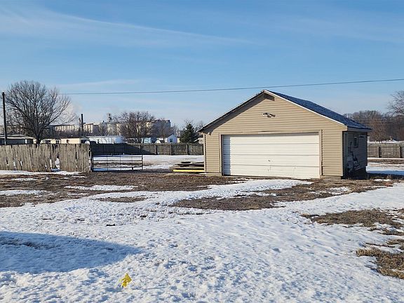 3rd image of 7452 N Monmouth Rd