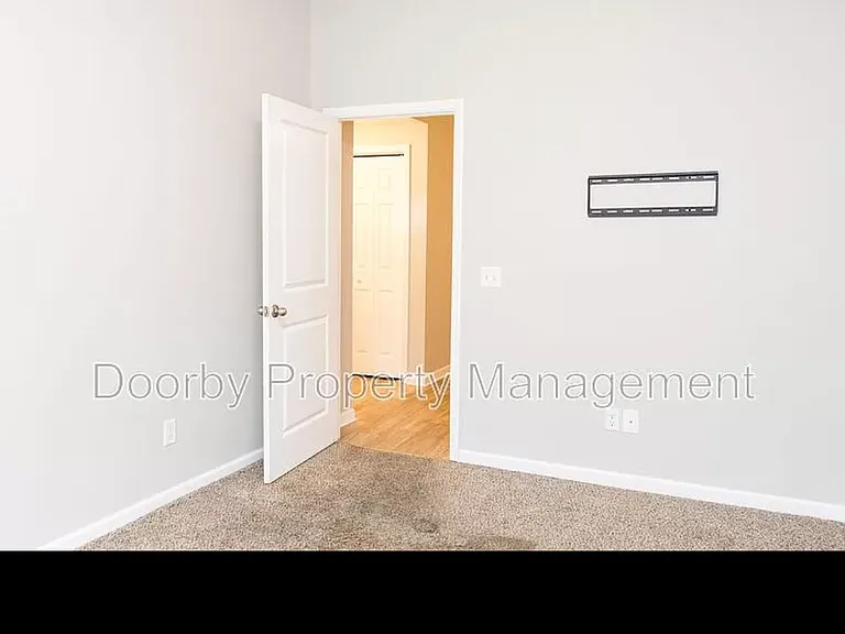 1044 Flynn St — Photo 8
