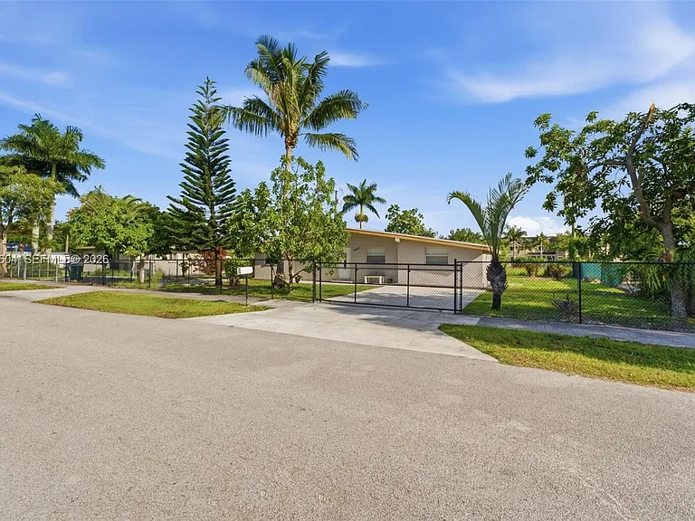 14310 SW 271st Ter — Photo 3