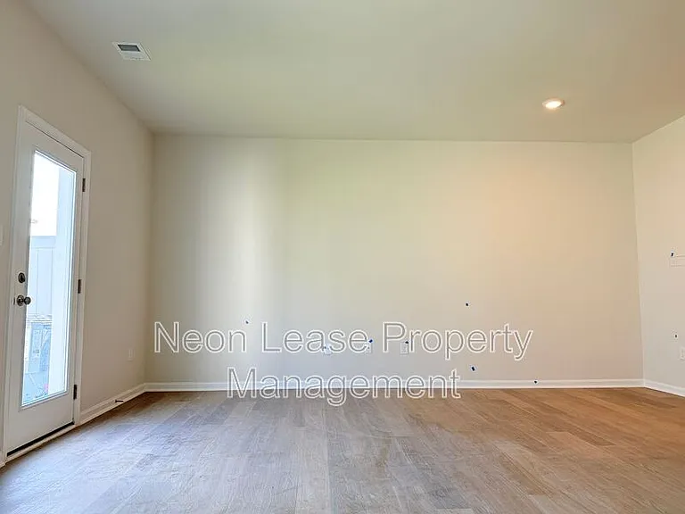529 Colette St — Photo 4