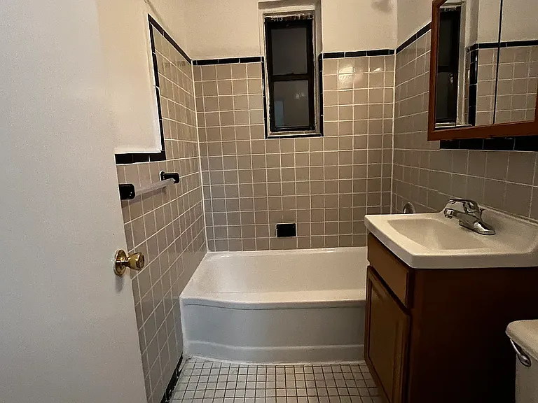 61-88 Dry Harbor Rd #4O — Photo 3
