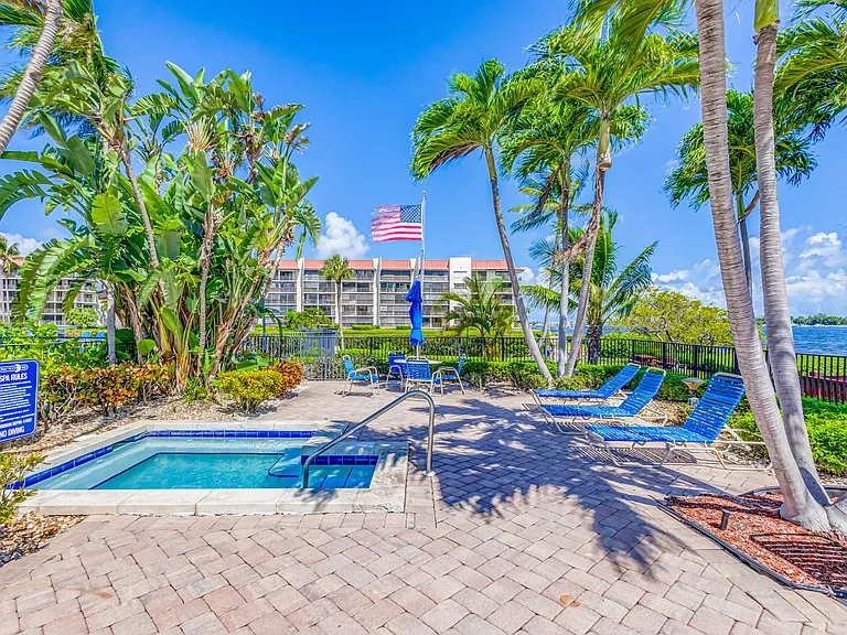 101 Half Moon Cir #B — Photo 48
