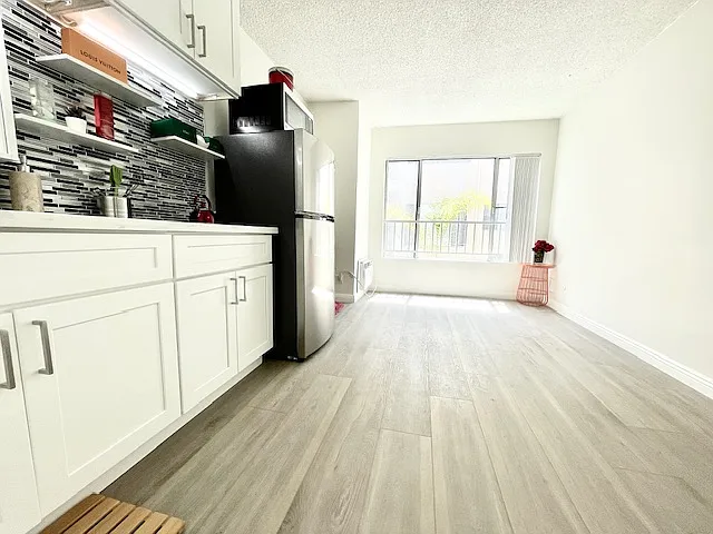 Wilshire Occidental Apts — Photo 11