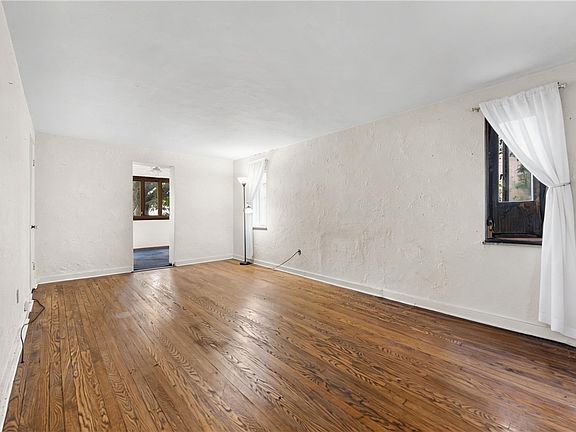 5th image of 914 Bower Hill Rd