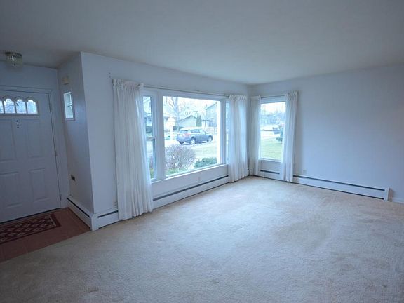 4th image of 128 Manor Ave