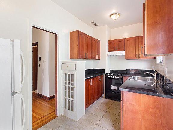 5th image of 1650 Oxford St #11161374