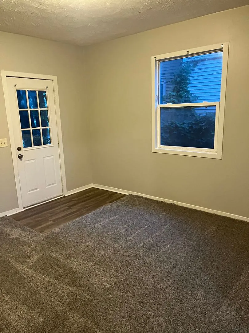 616 Pine Ave NW — Photo 4