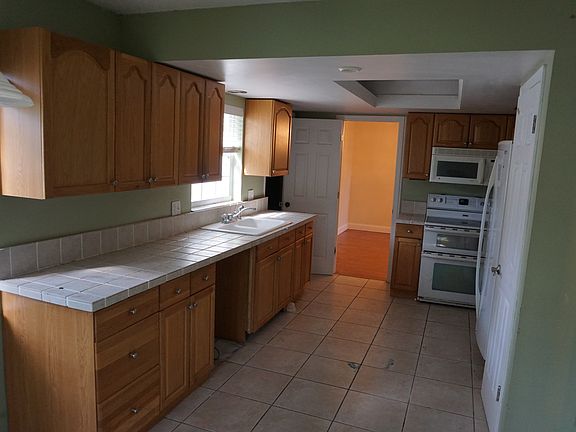 3rd image of 227 Royal Oaks Cir
