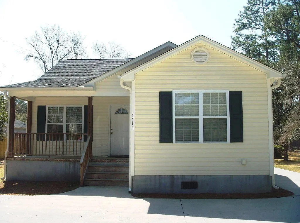 Students welcome! 3 BR House with rocking chair front Porch. Close to UNCW — Photo 1