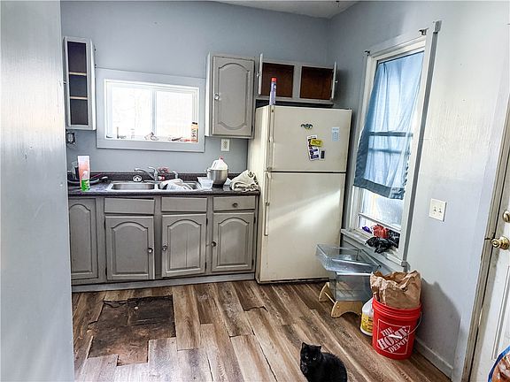 4th image of 292 Child St