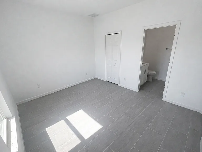 1248 Hillcrest St E — Photo 6