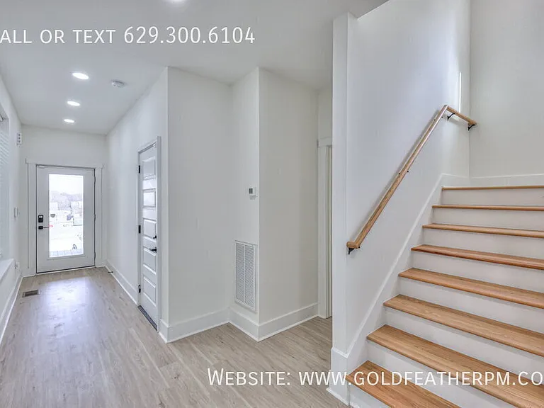 402B E Trinity Ln — Photo 14