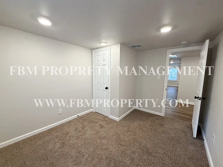 303 E Thompson St — Photo 6