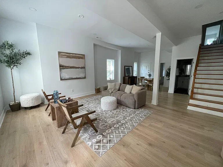 1327 Reddour St — Photo 4