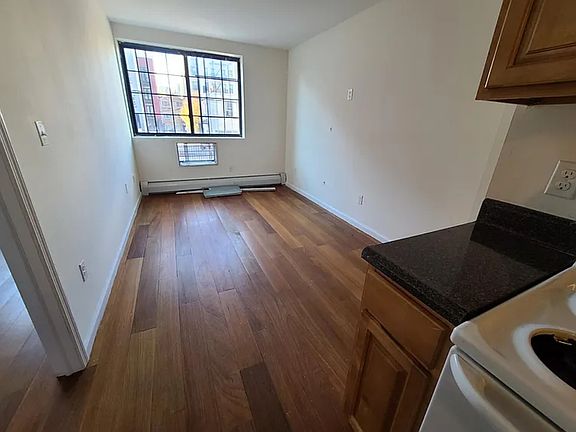 2nd image of 1417 Longfellow Ave