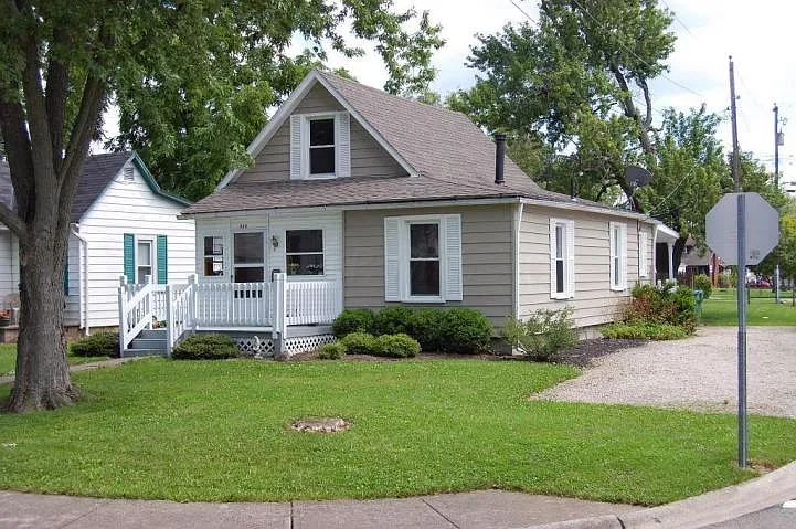 635 W 8th St photo 1