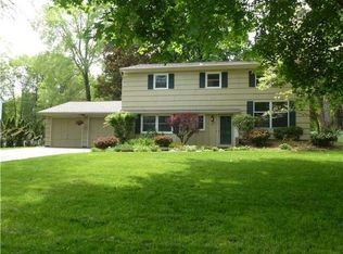 21 Laureldale Dr, Pittsford, NY 14534