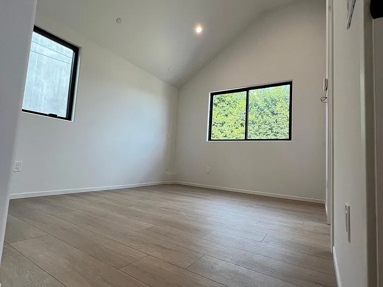 2610 S Barrington Ave — Photo 11