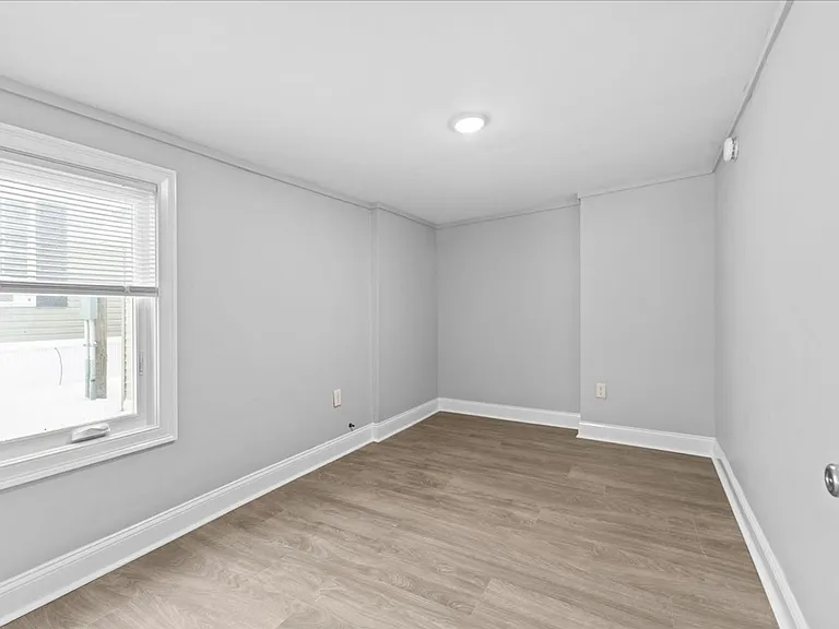 39 Avenue C — Photo 8