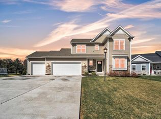 1090 Spruce Ct, Oconomowoc, WI 53066