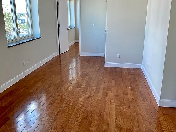 5th image of 4604 Vernon Blvd #7A