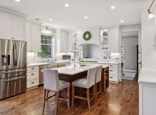 9162 Sunnyvale Dr, Chanhassen, MN 55317