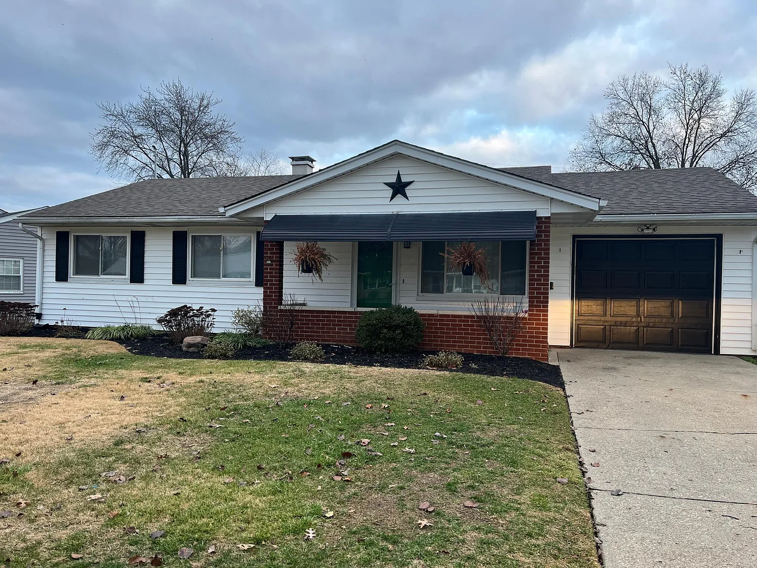 260 Cambridge Dr photo 1