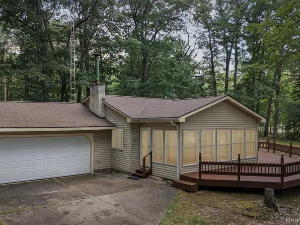 1221 W Higgins Lake Dr, Roscommon, MI 48653