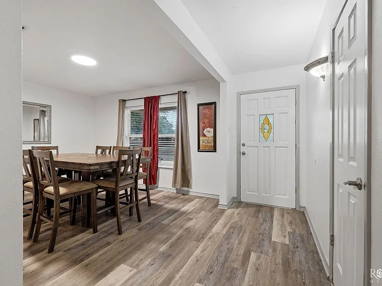 213 Twin Oaks Dr — Photo 2